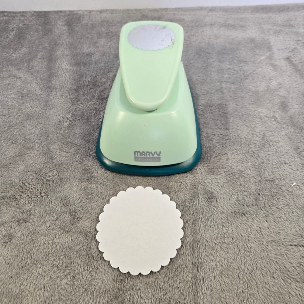 Marvy Uchida Clever Lever Extra Giga Craft Punch Scalloped Circle 3.5 Inch Green